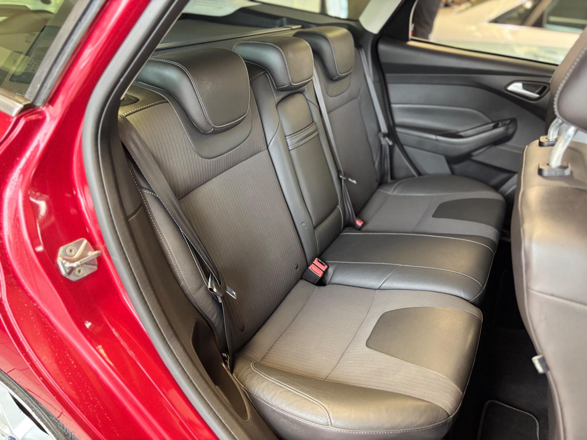Ford Focus view 13
