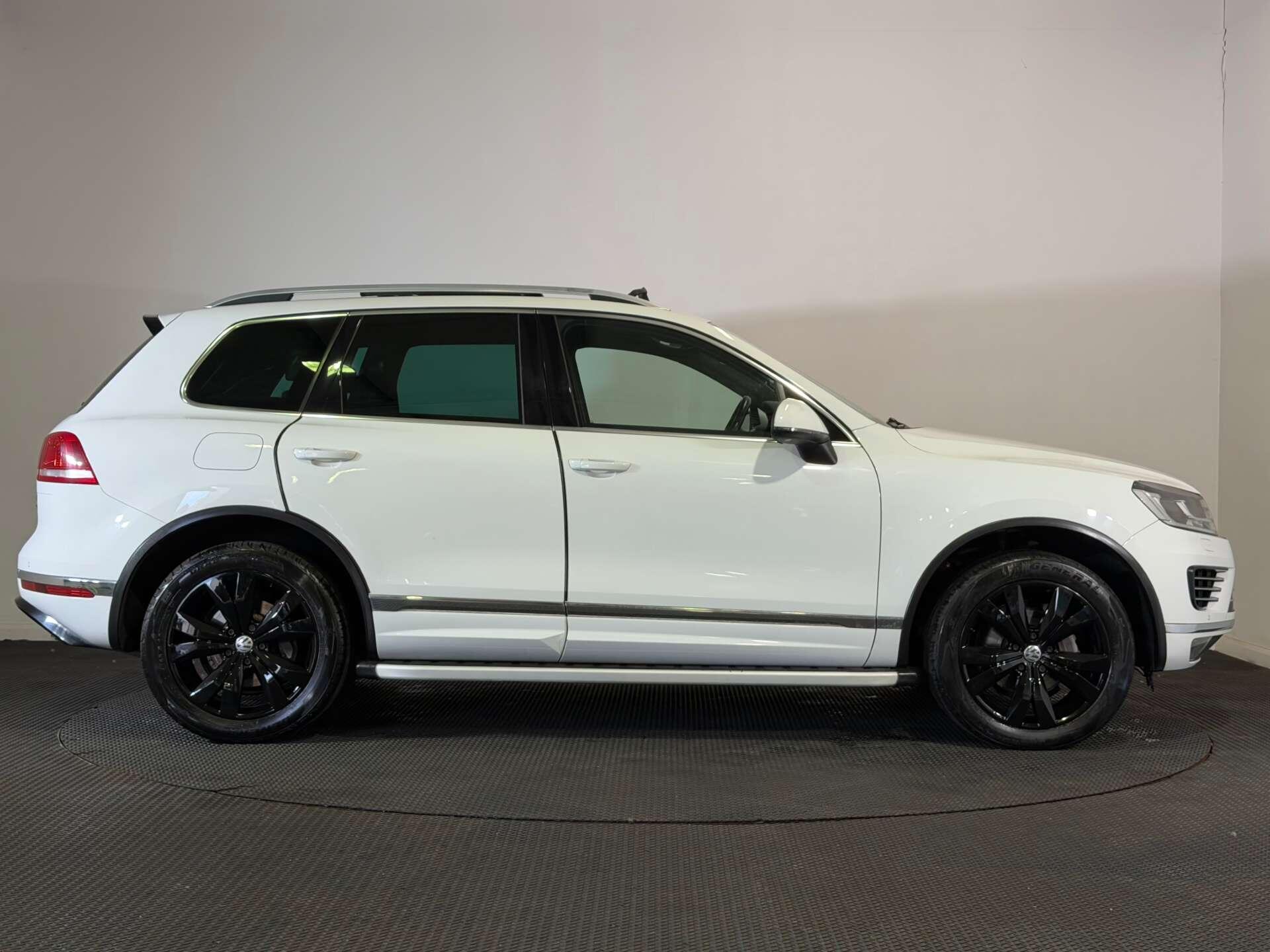 Volkswagen Touareg view 8