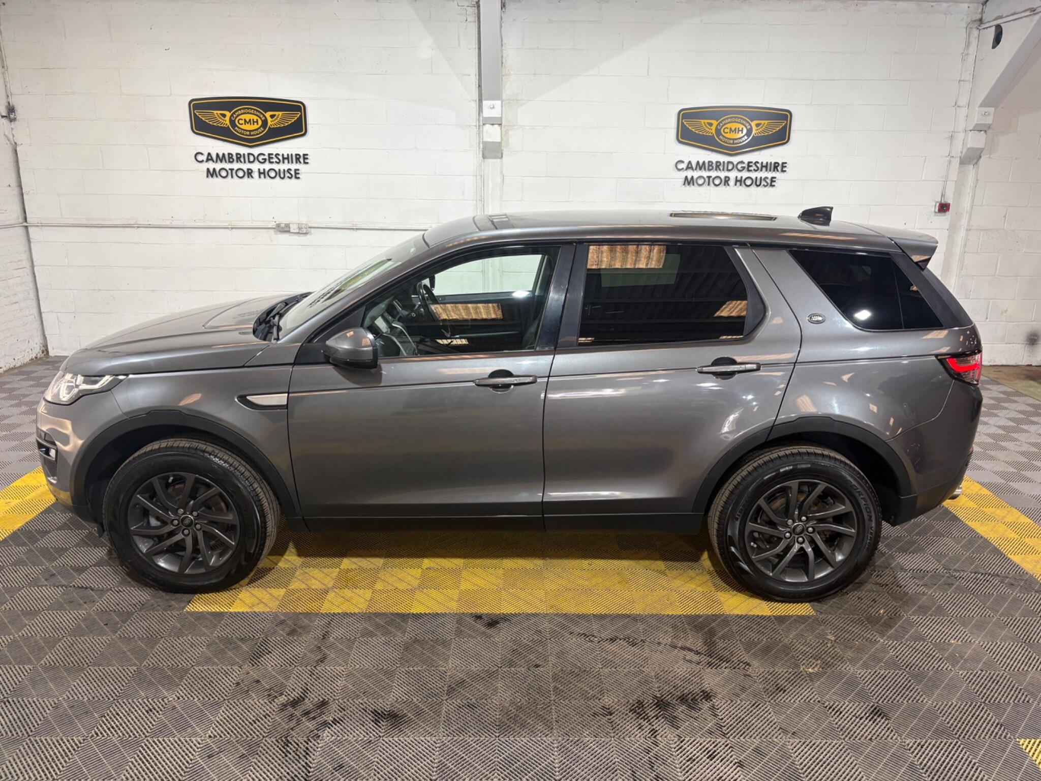Land Rover Discovery Sport view 9