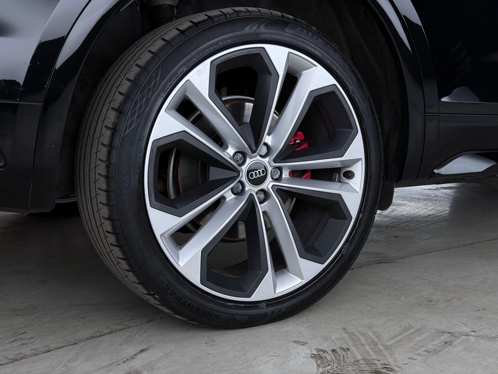 Audi Q5 view 9