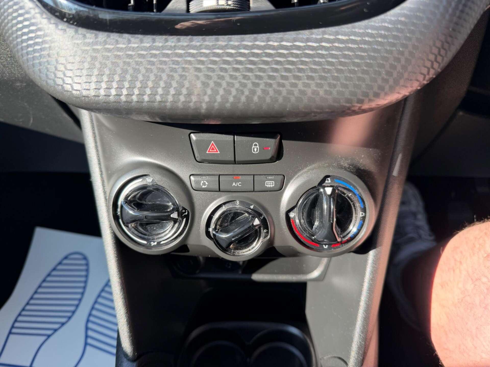 Peugeot 208 view 13