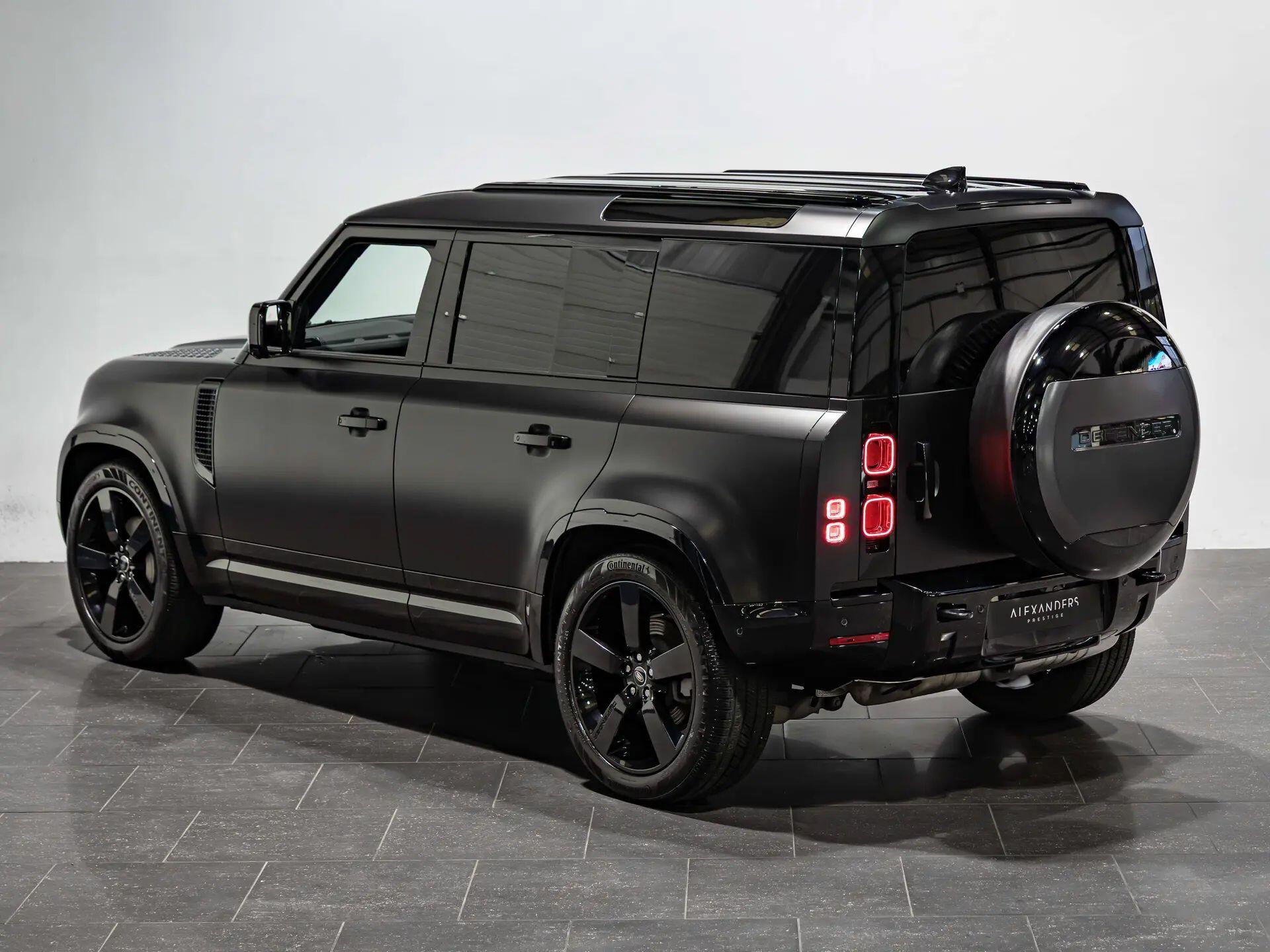 Land Rover Defender 110 view 5