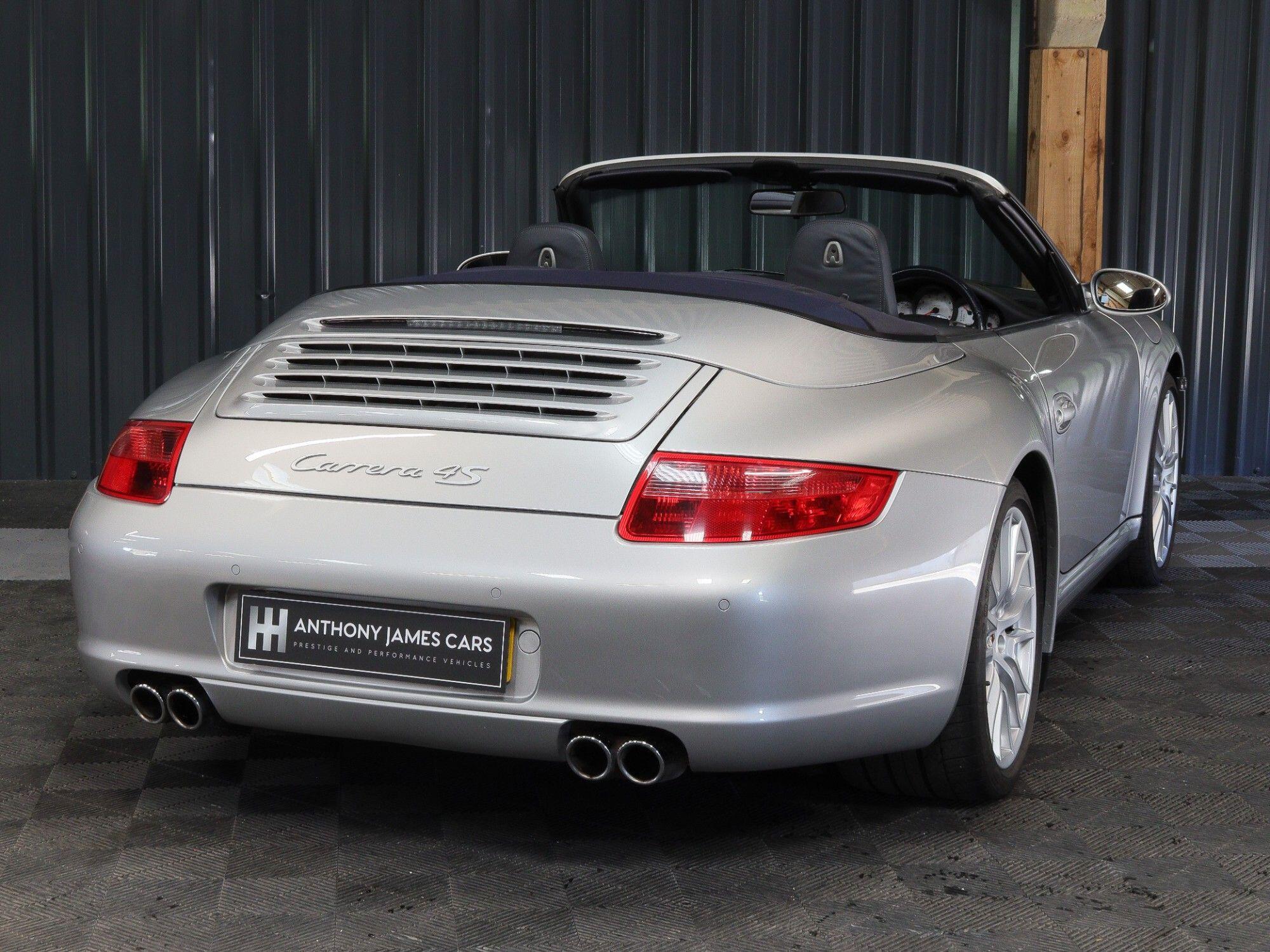 Porsche 911 view 8