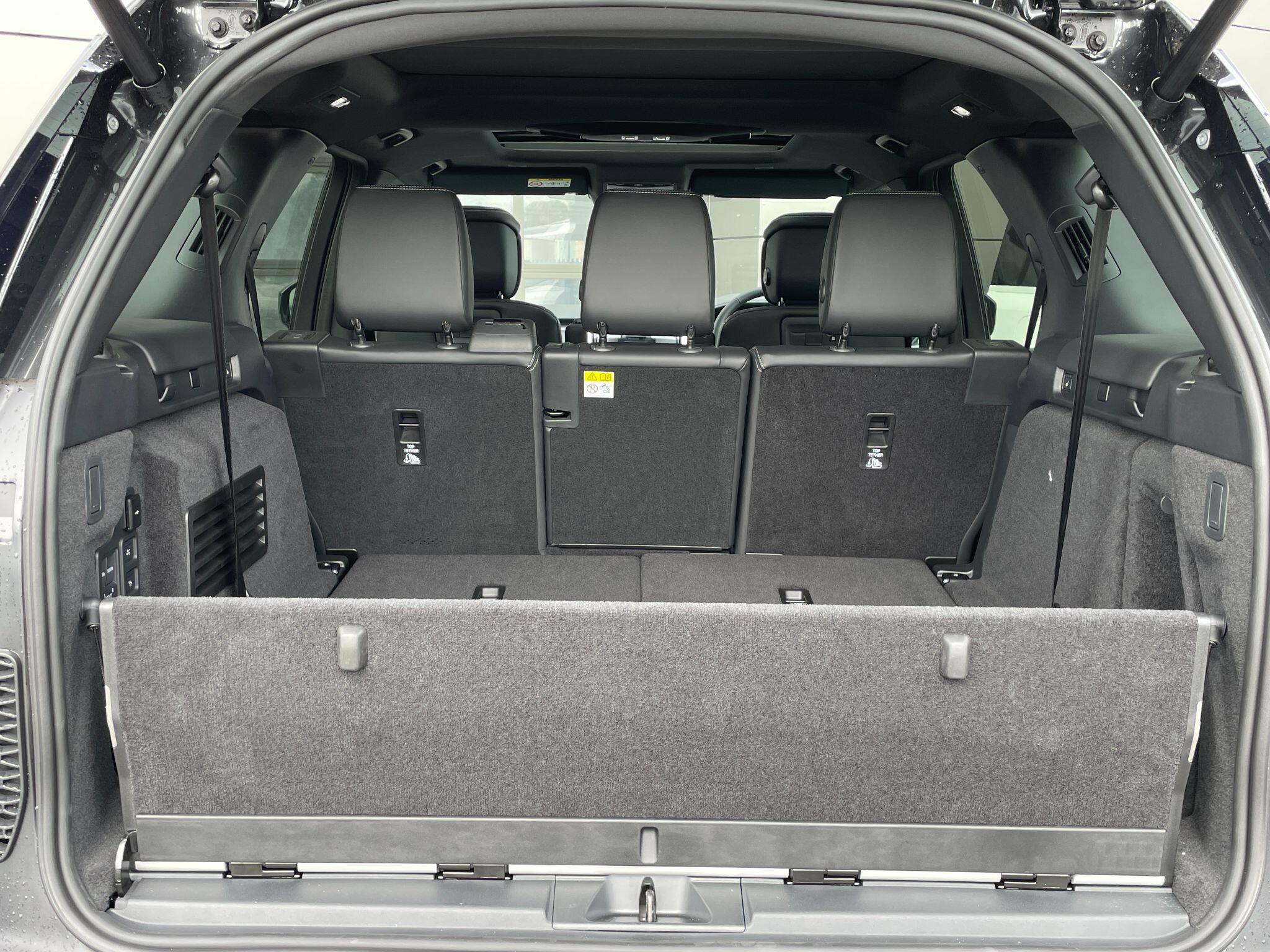 Land Rover Discovery view 30