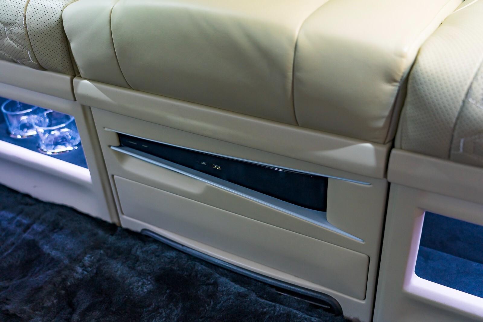 Mercedes-Benz V-Class view 13