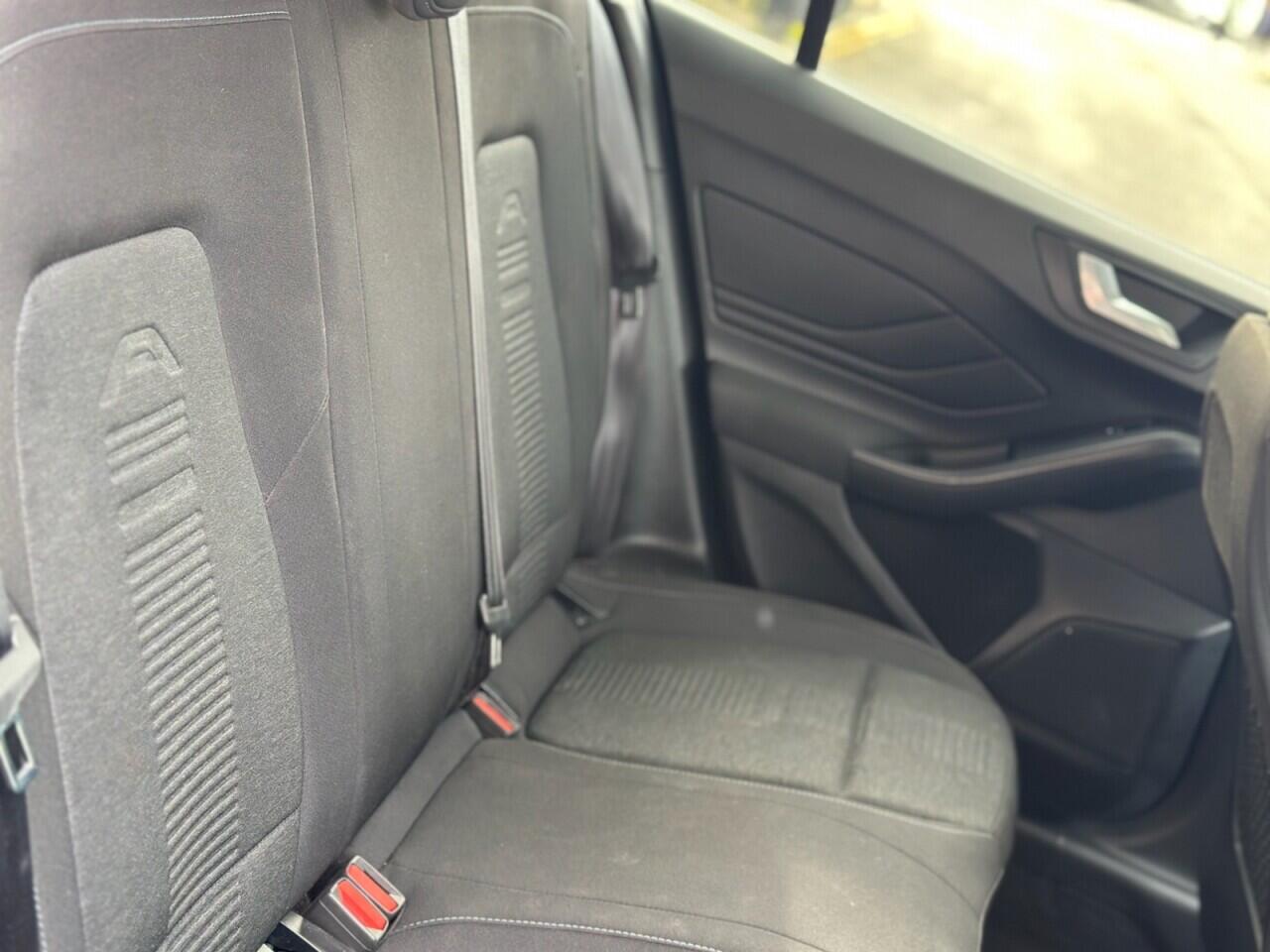 Ford Focus view 13