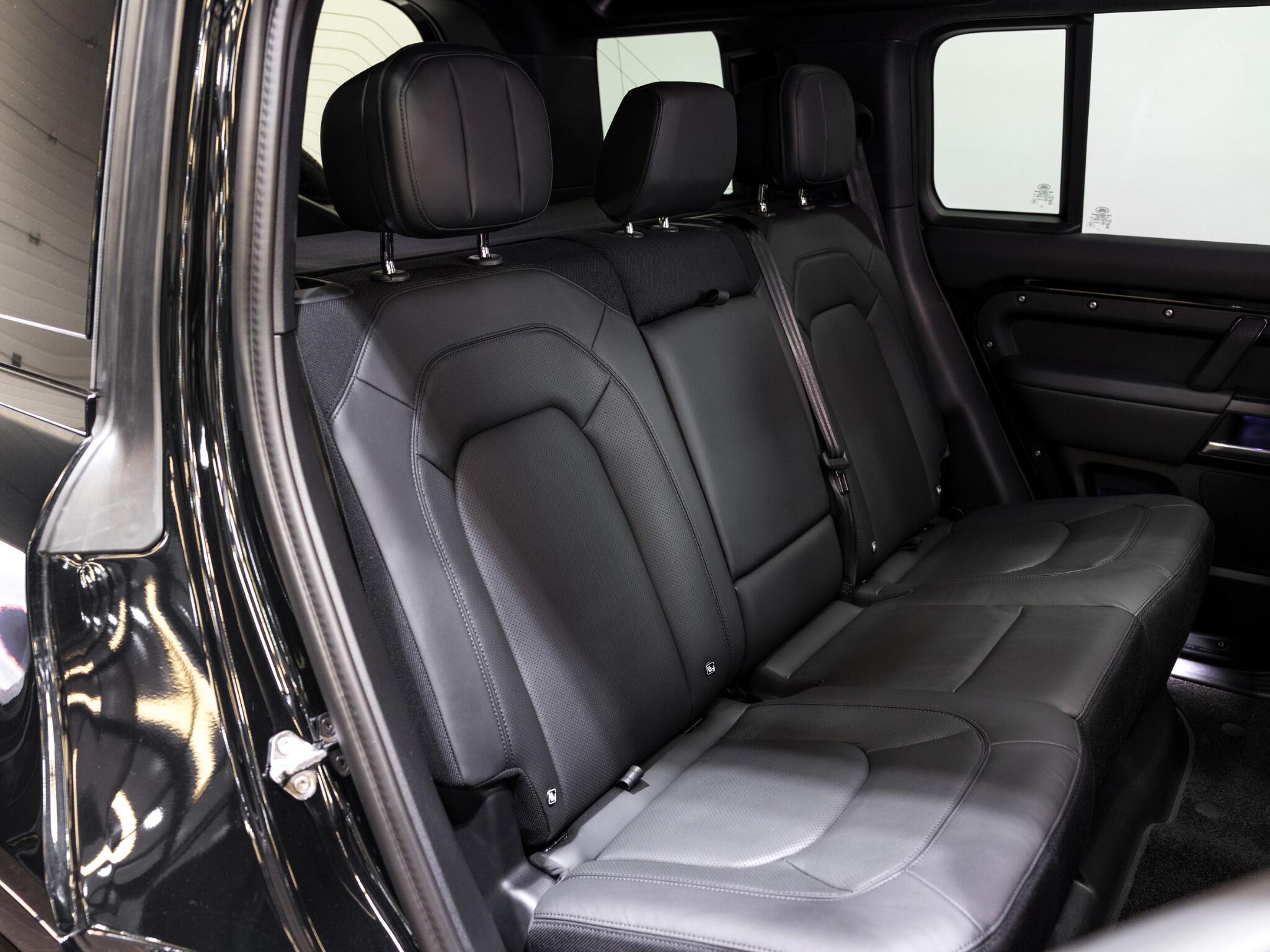 Land Rover Defender 110 view 35