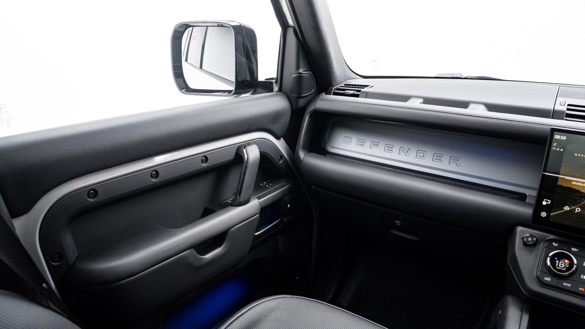 Land Rover Defender 110 view 41