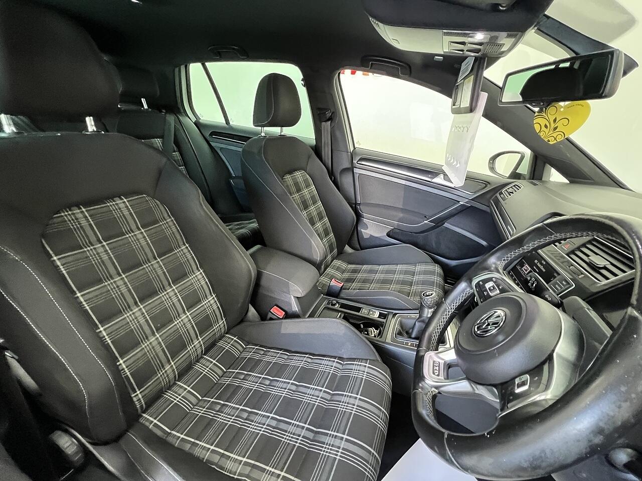 Volkswagen Golf view 14