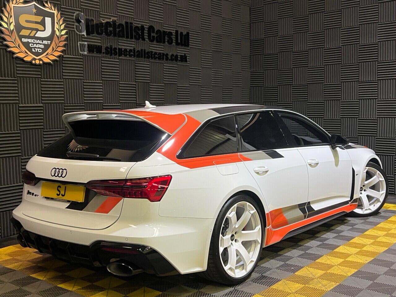 Audi RS6 Avant view 5