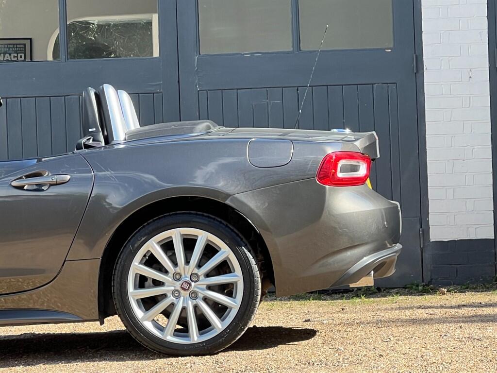 Fiat 124 Spider view 5