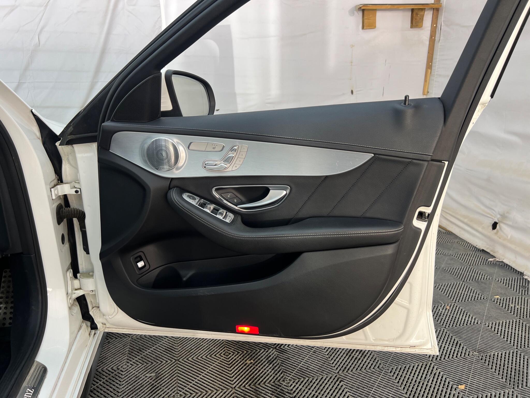 Mercedes-Benz C Class view 26