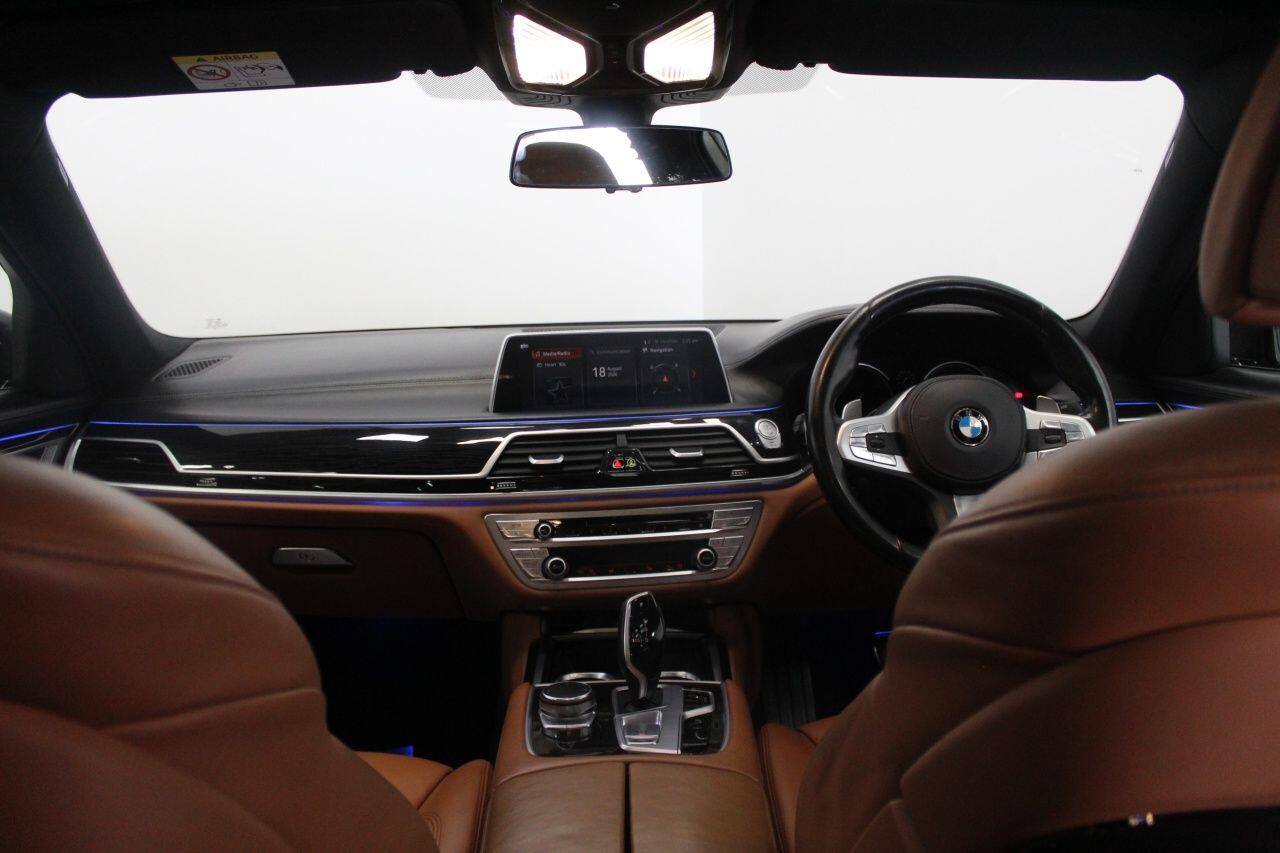 BMW 7 Series view 32