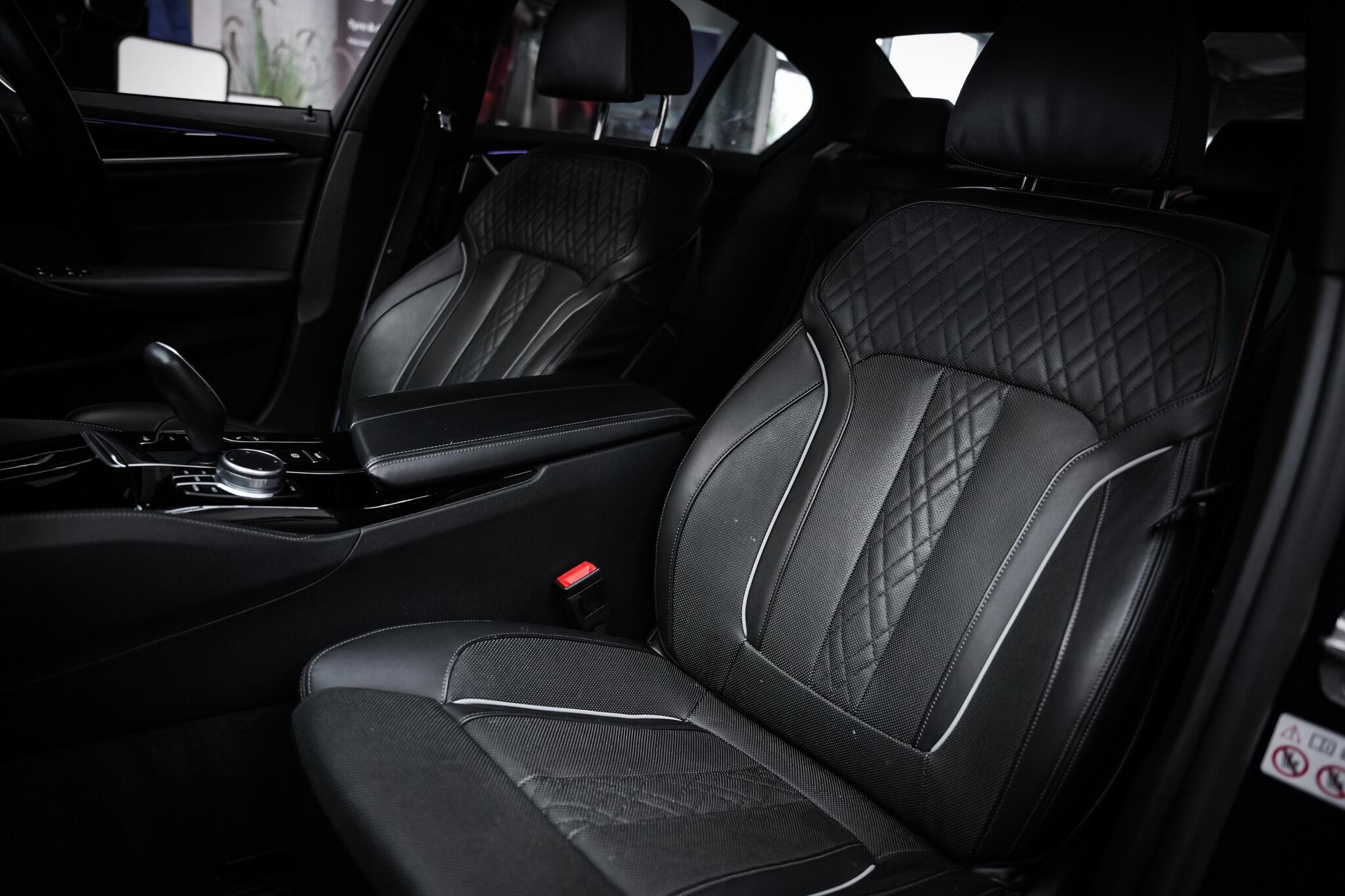 BMW 5 Series view 24