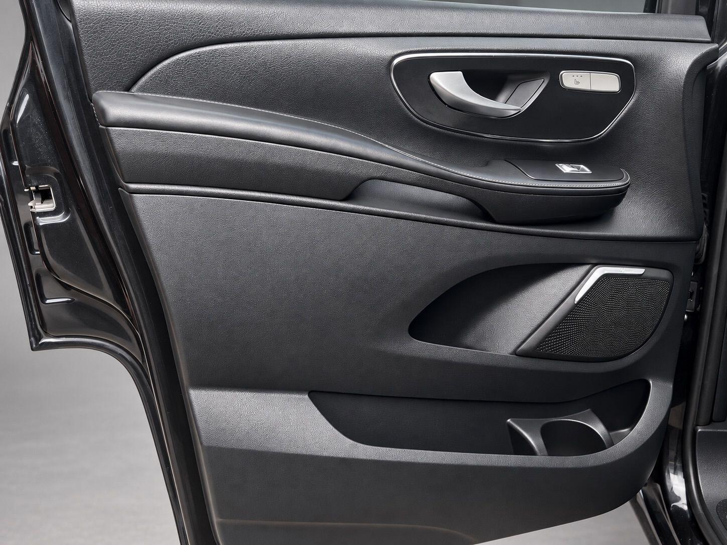 Mercedes-Benz V-Class view 32