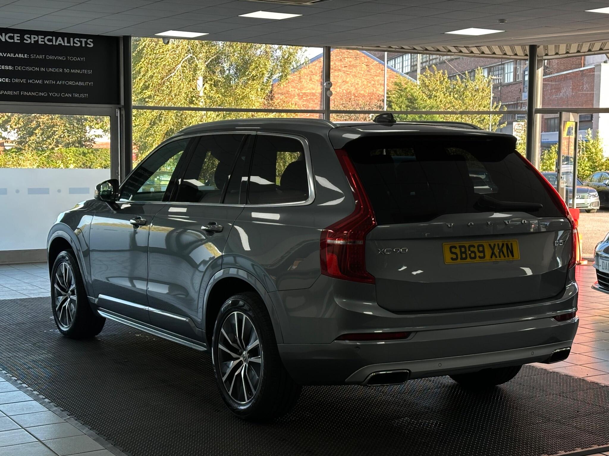 Volvo XC90 view 8