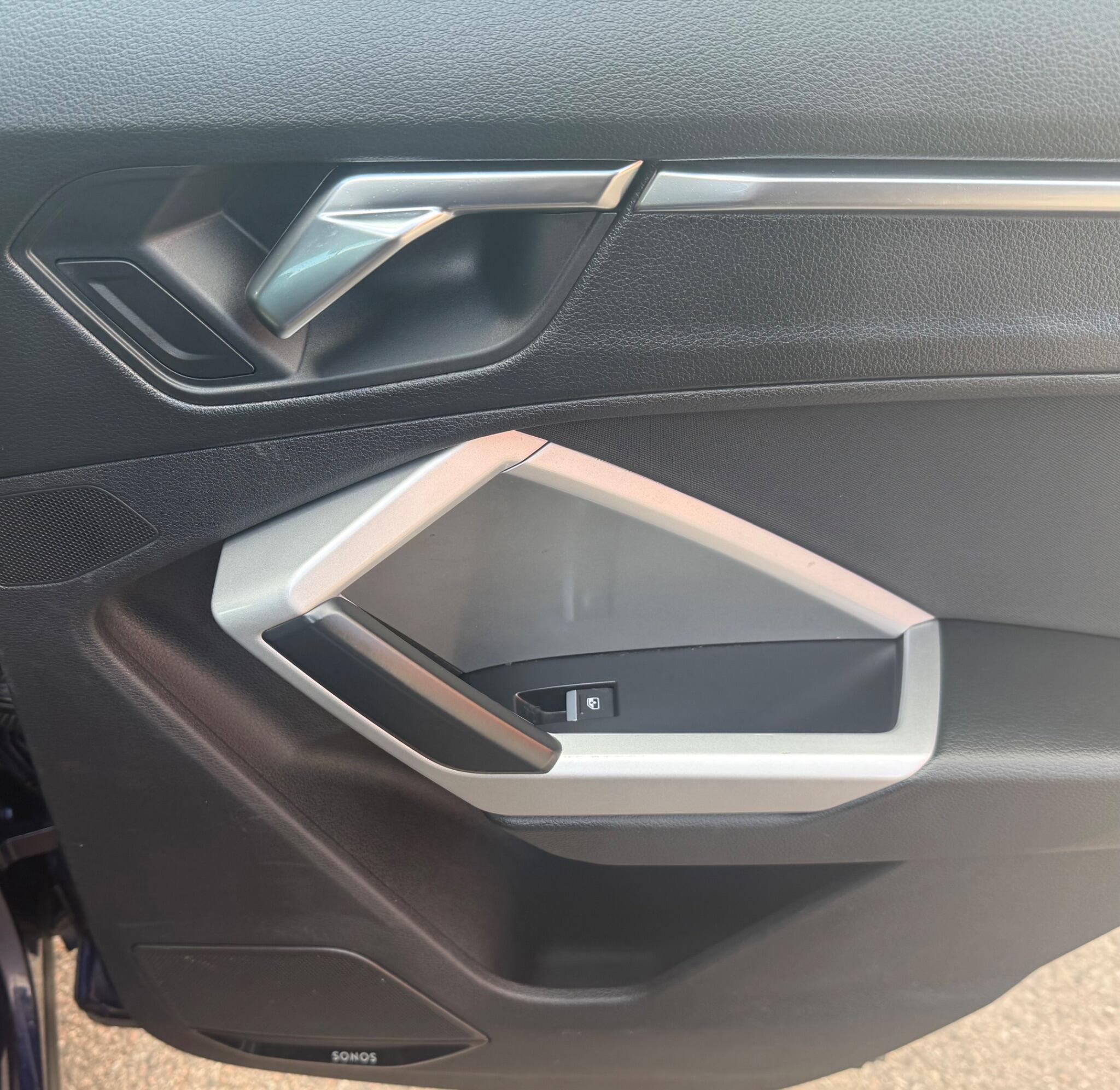 Audi Q3 view 20
