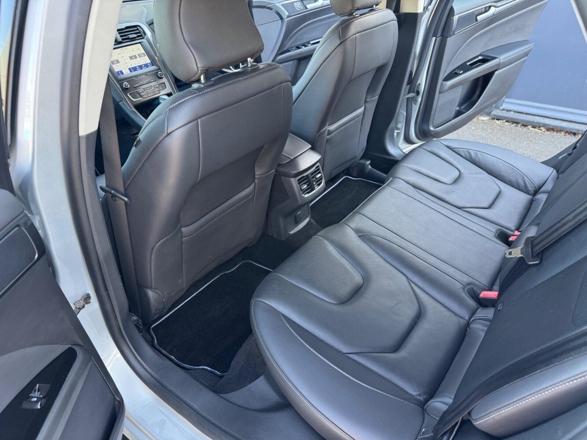 Ford Mondeo view 37