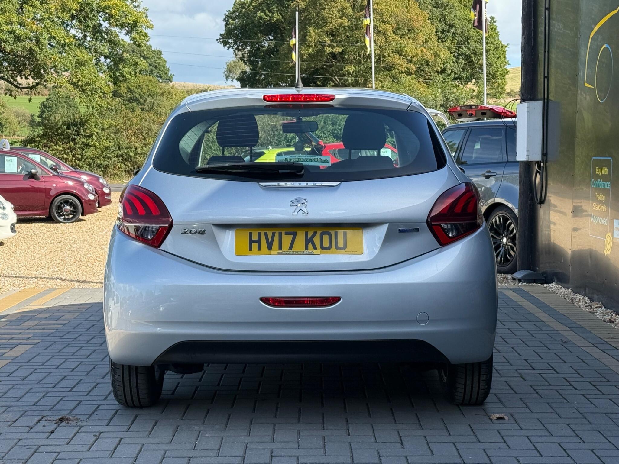 Peugeot 208 view 5
