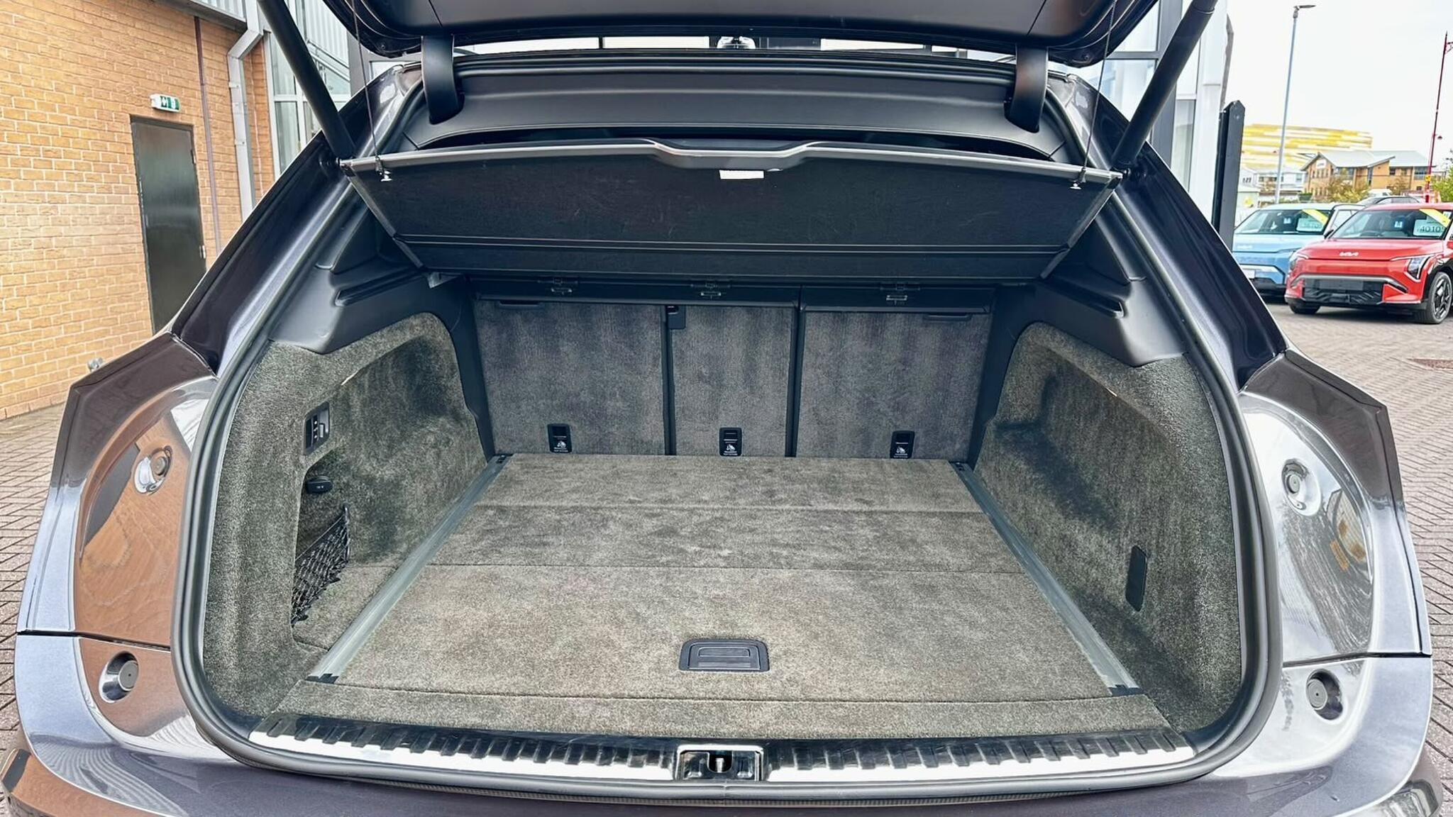 Bentley Bentayga view 25