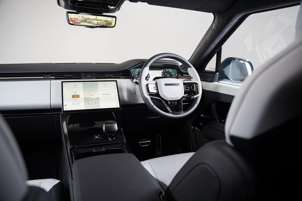 Land Rover Range Rover Sport view 4