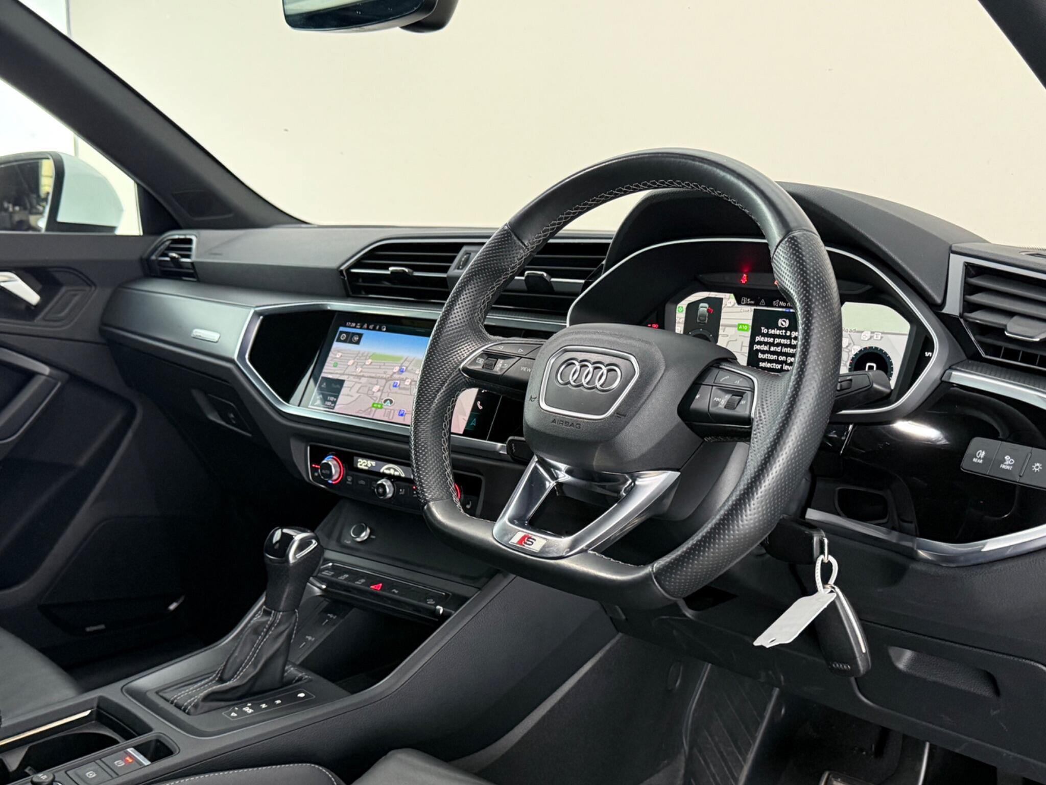 Audi Q3 view 3