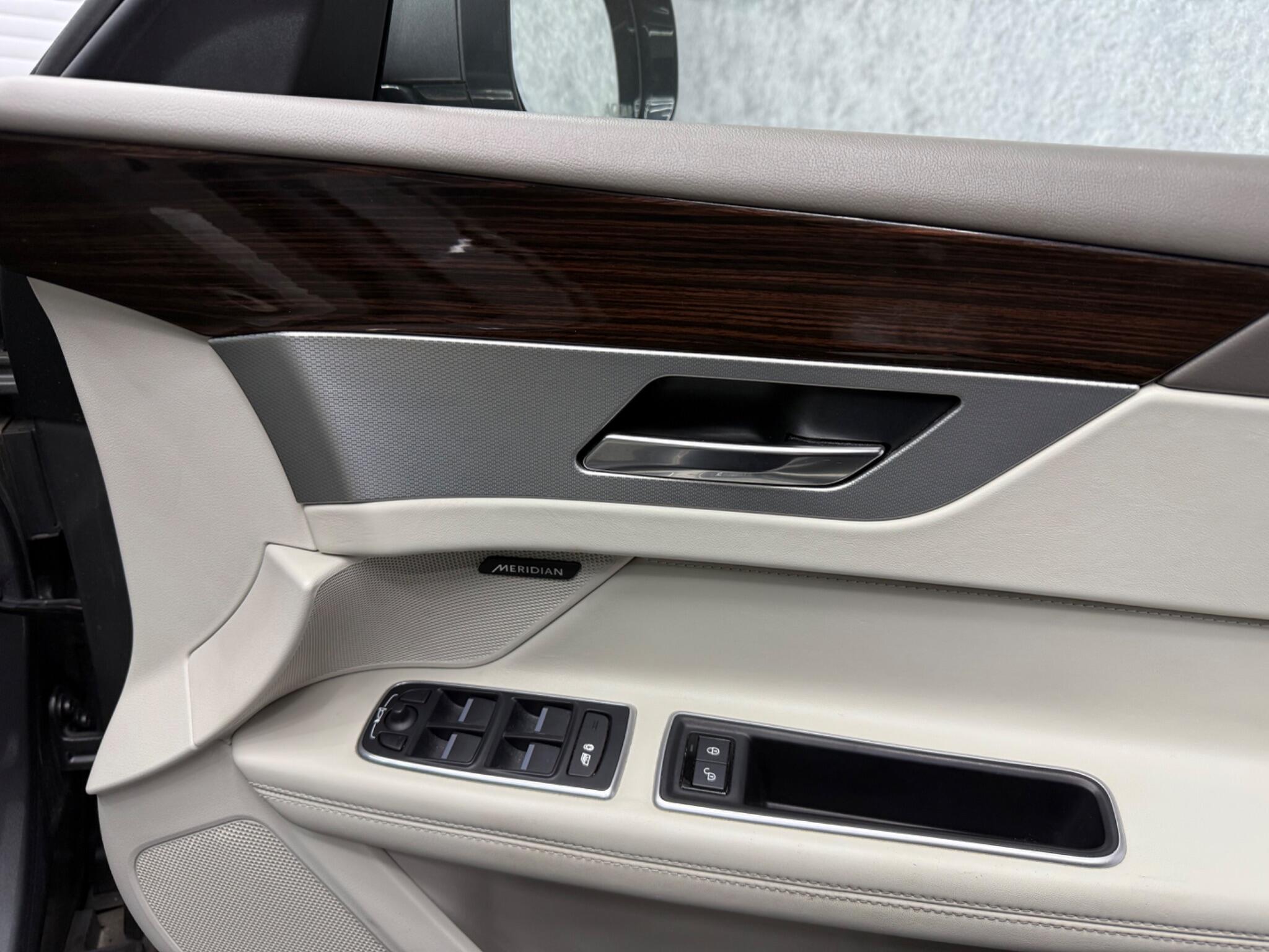 Jaguar XF view 23