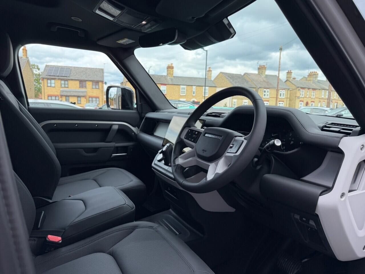 Land Rover Defender 110 view 14