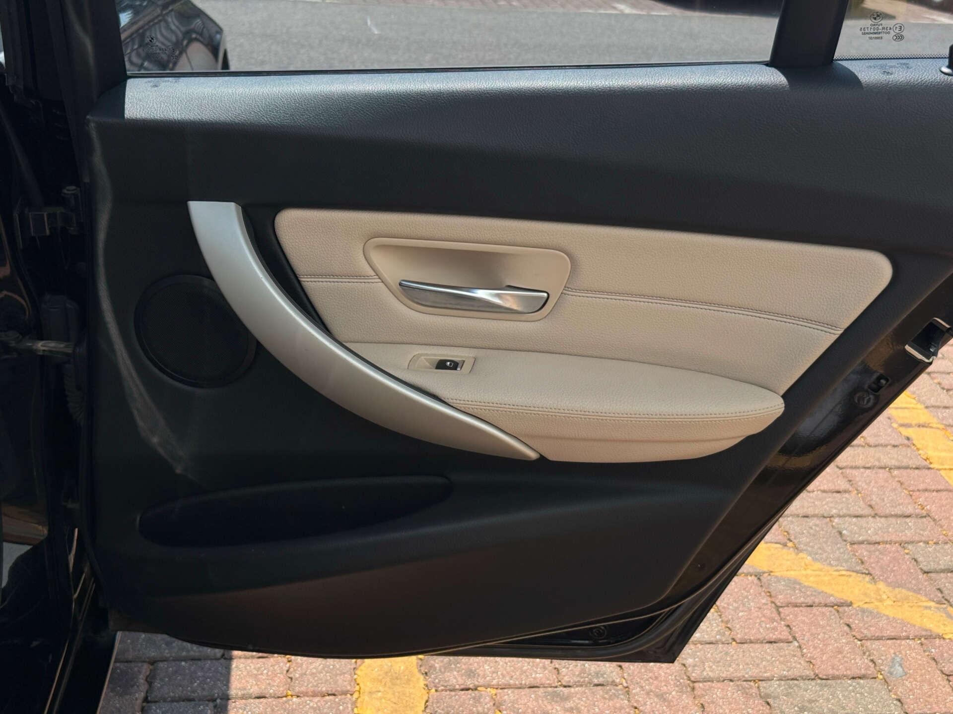 BMW 3 Series view 23