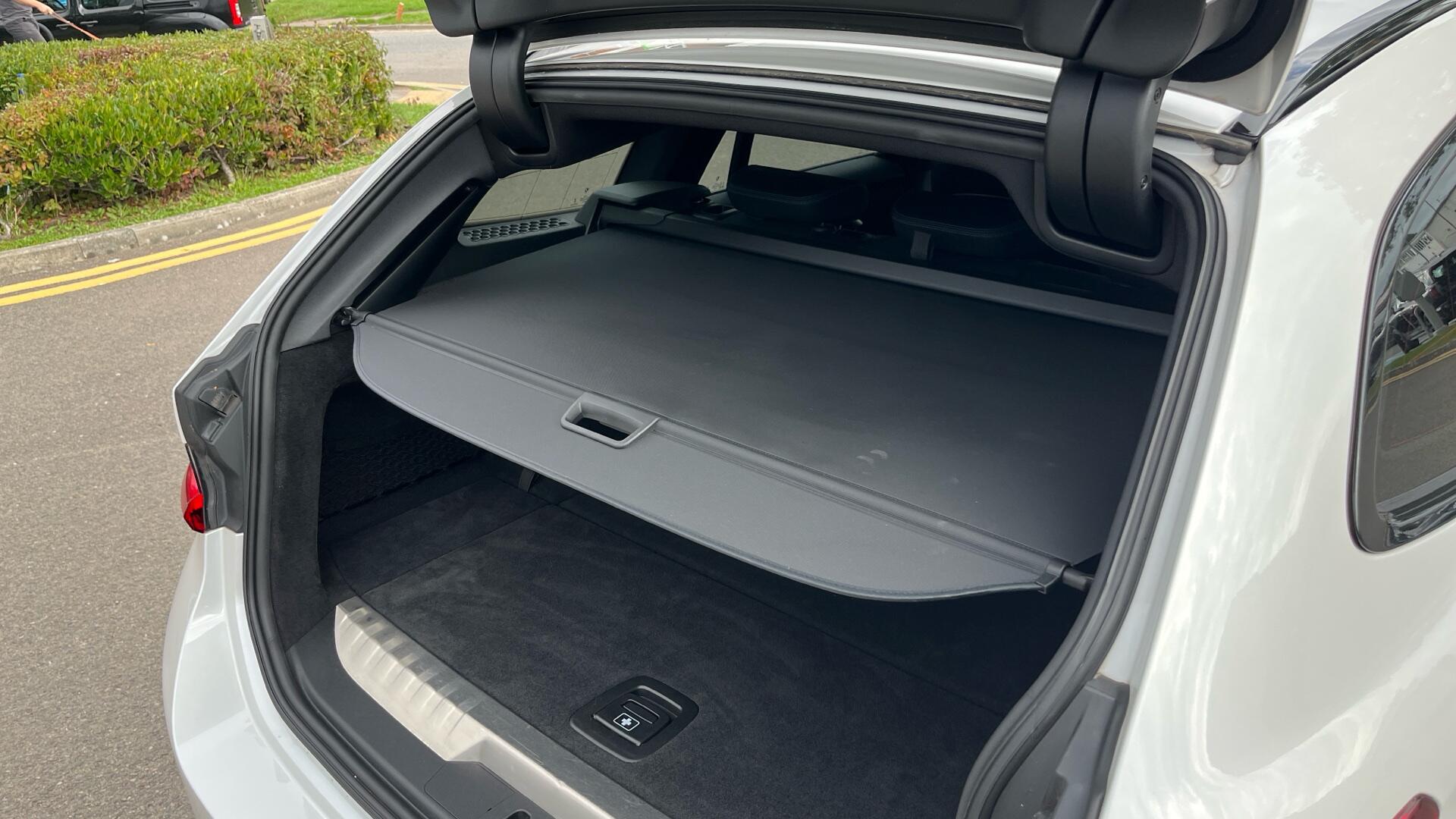 BMW 3 Series view 27