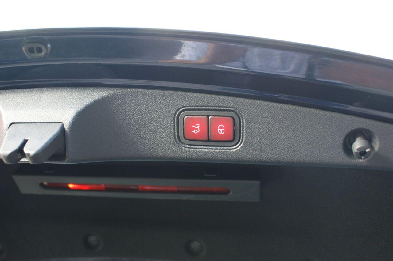 Mercedes-Benz E Class view 24