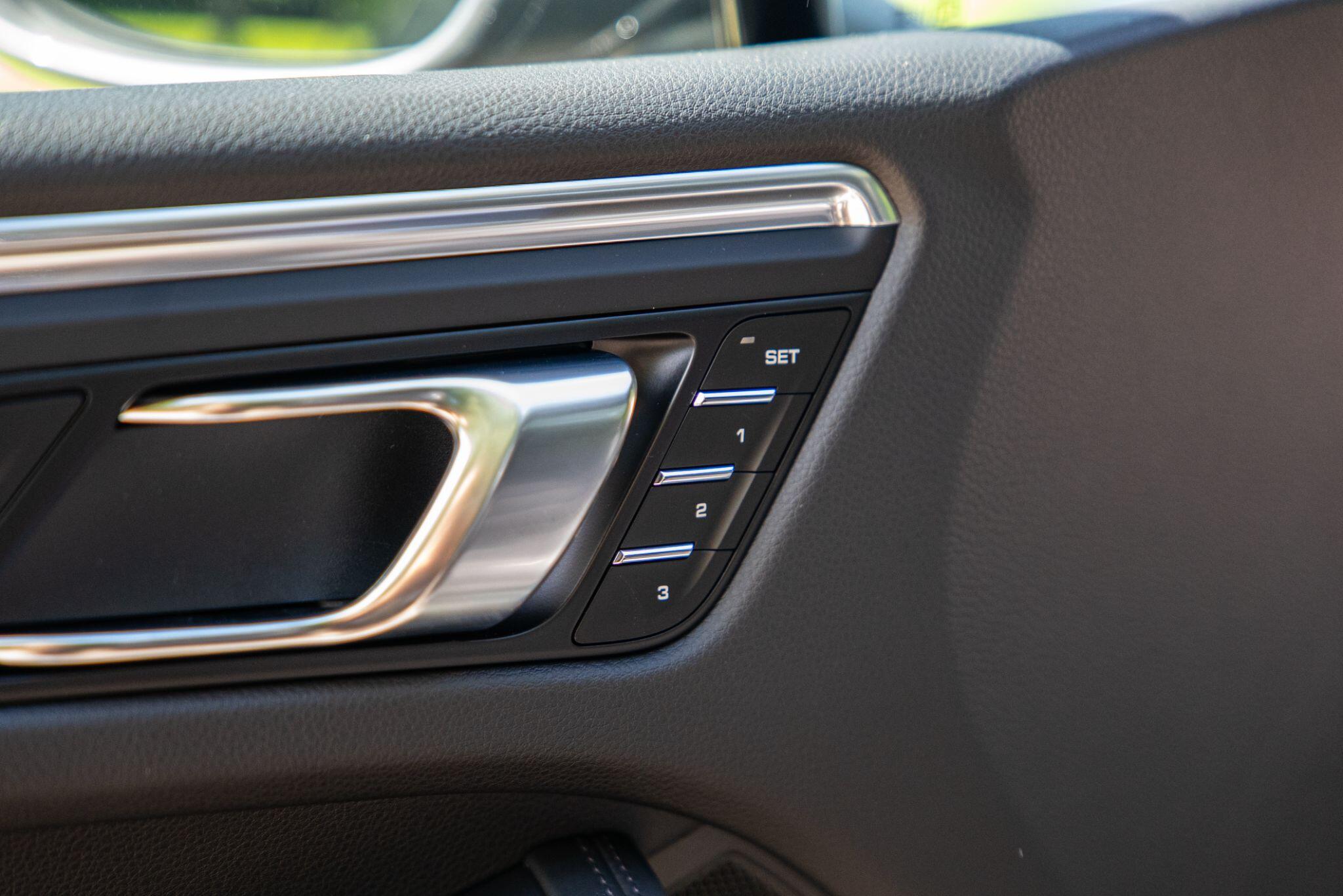 Porsche Macan view 70