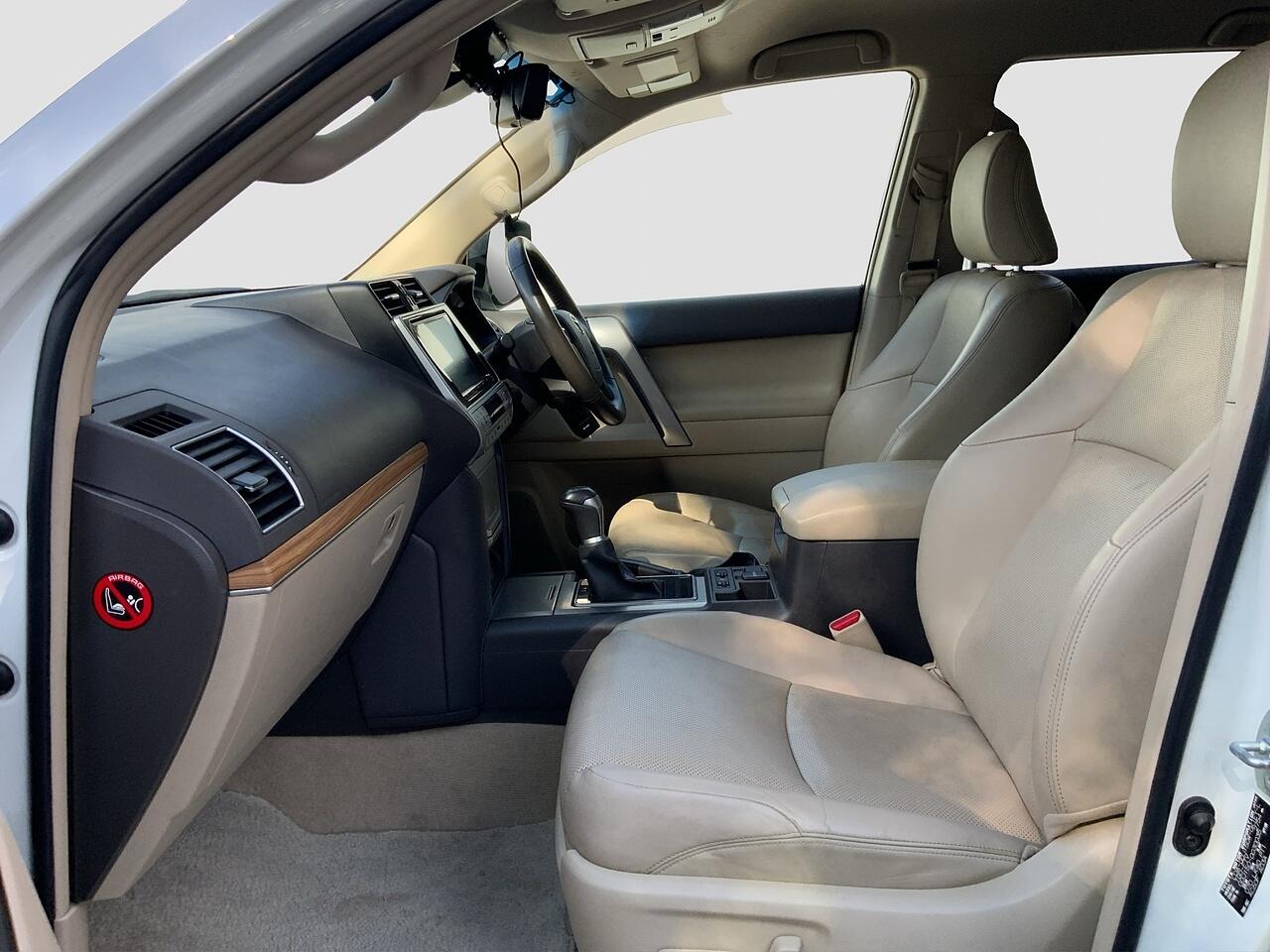 Toyota Land Cruiser view 14