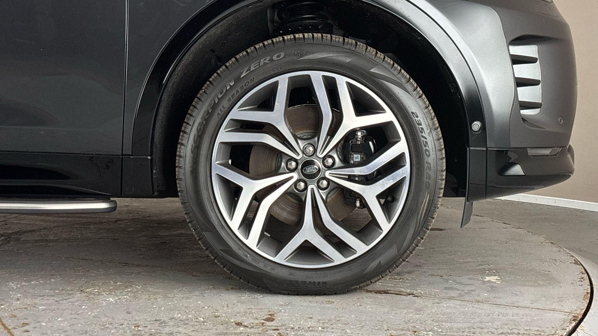 Land Rover Discovery Sport view 8