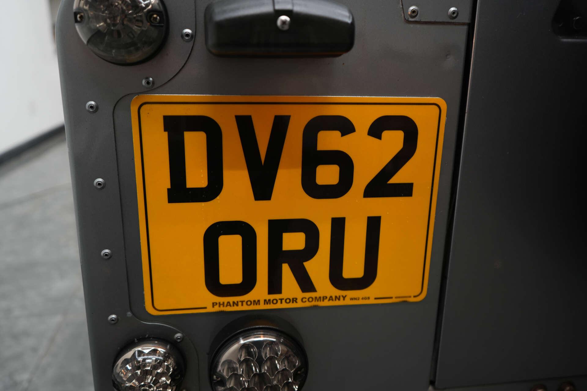 Land Rover Defender 90 view 36
