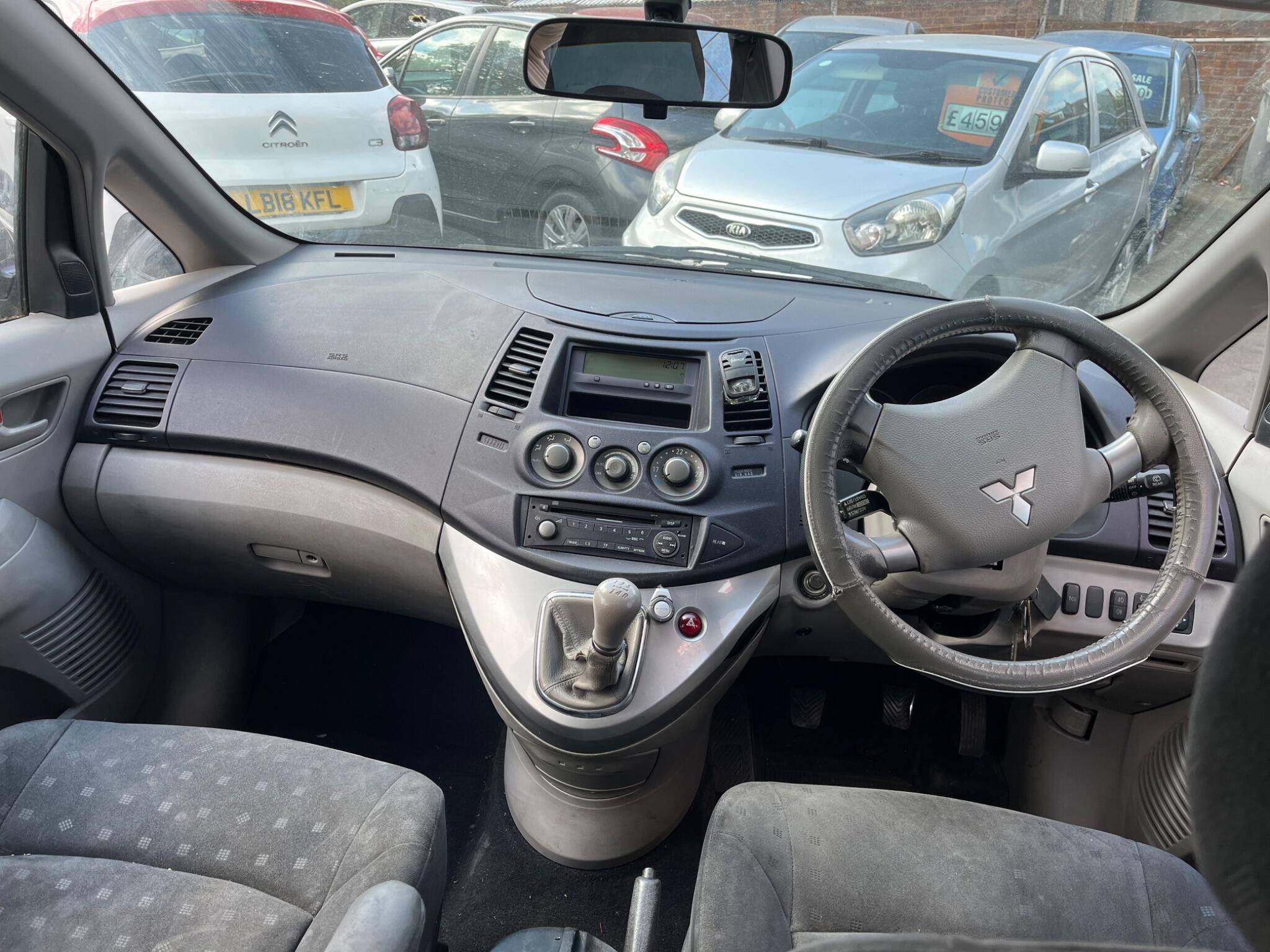 Mitsubishi Grandis view 9