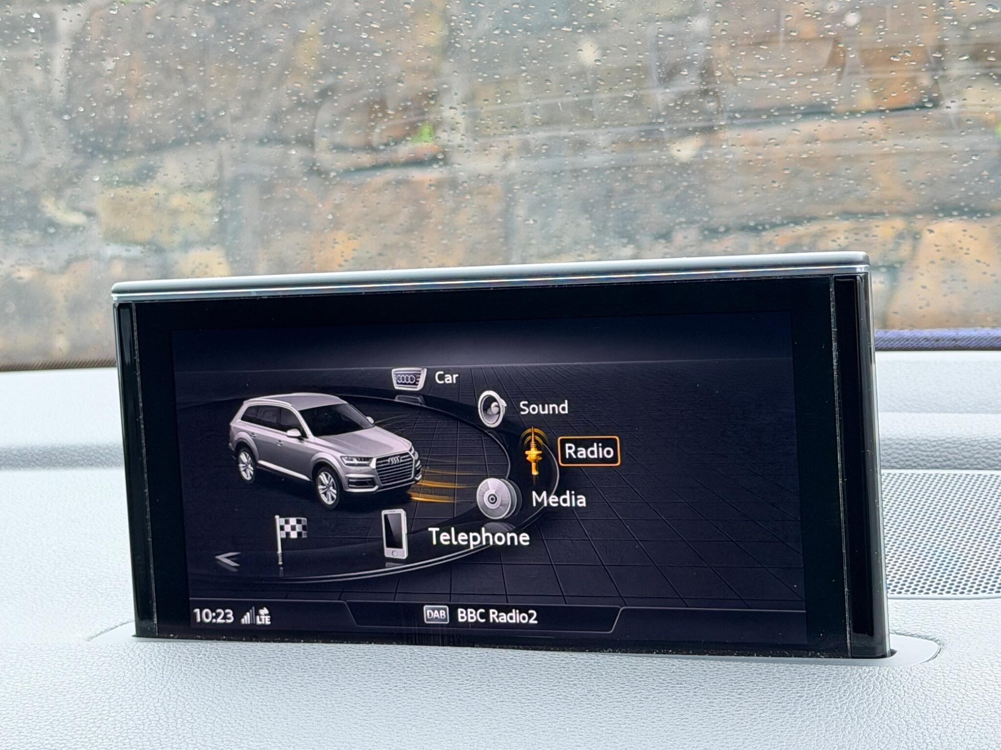Audi Q7 view 29