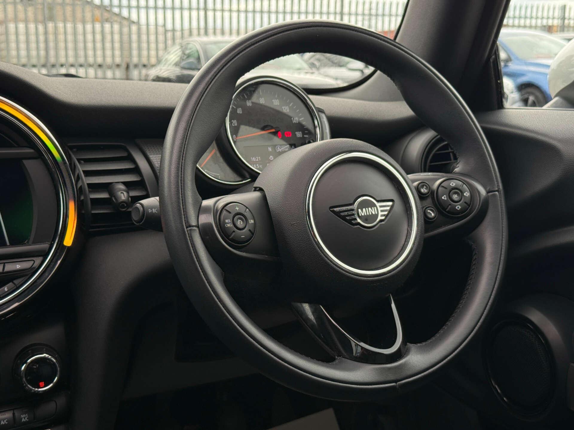Mini Convertible view 37