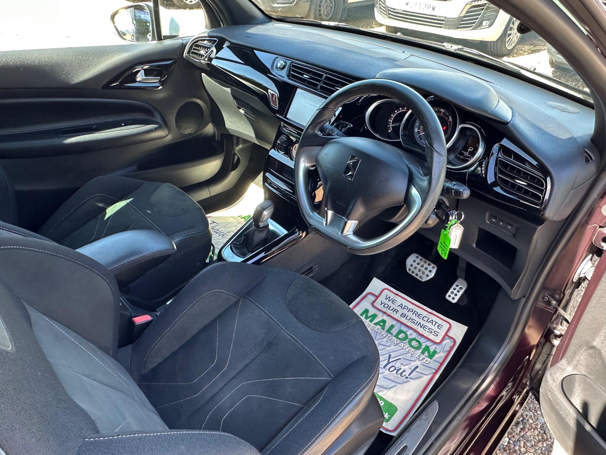 DS Automobiles DS 3 view 9