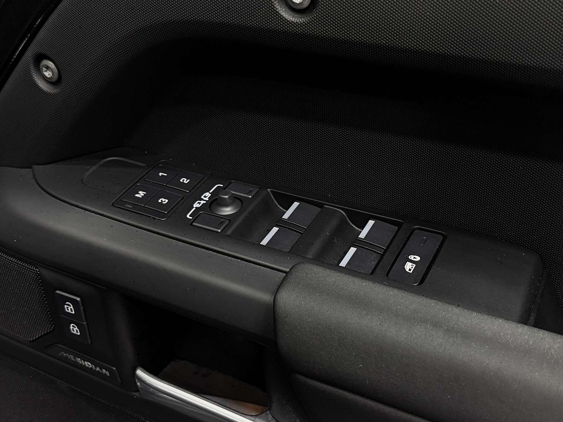 Land Rover Defender view 30