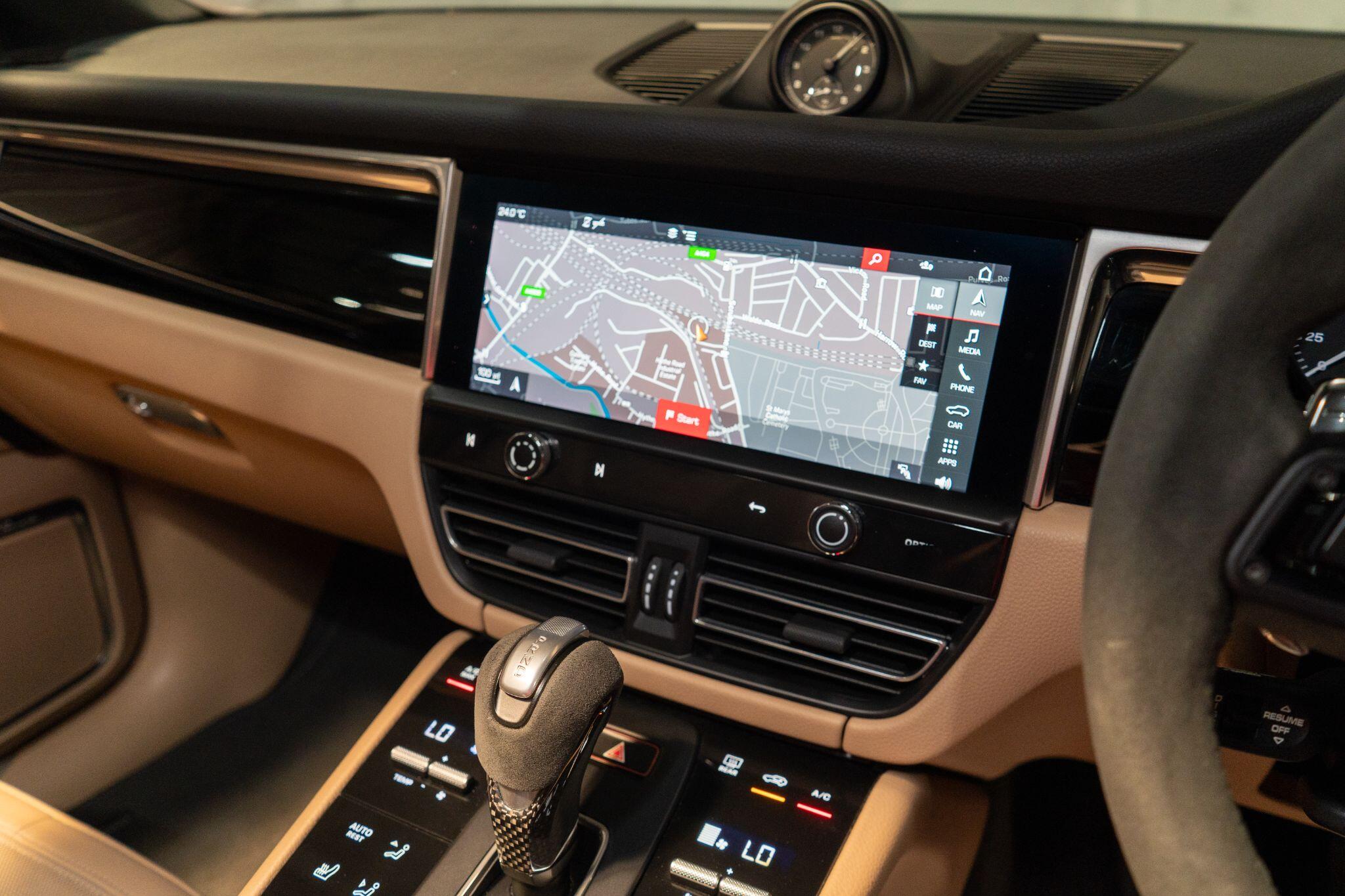 Porsche Macan view 19
