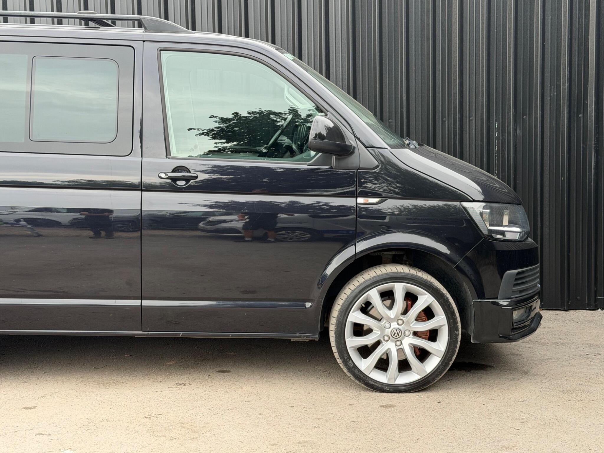 Volkswagen Transporter view 19