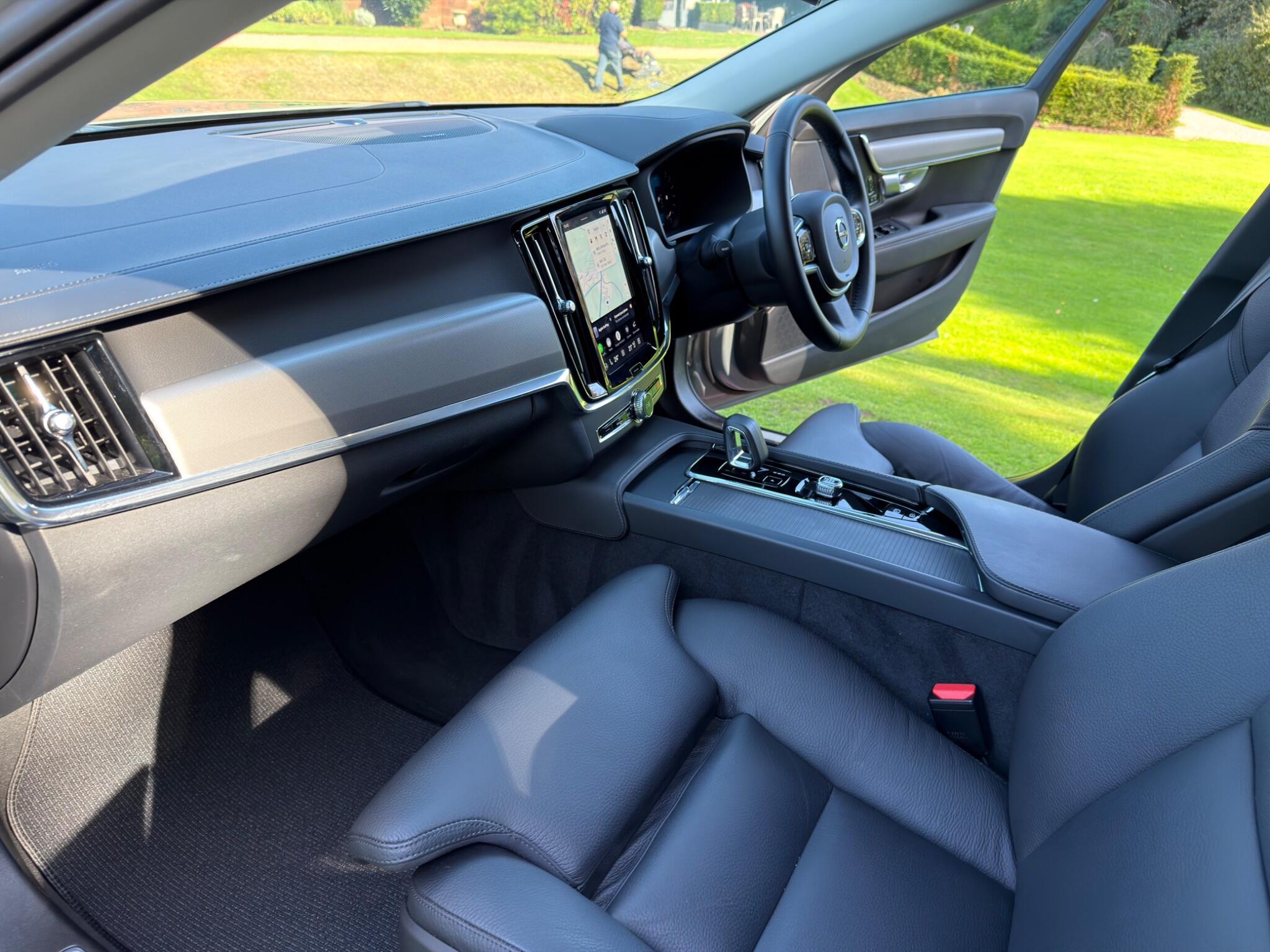 Volvo V90 Cross Country view 14