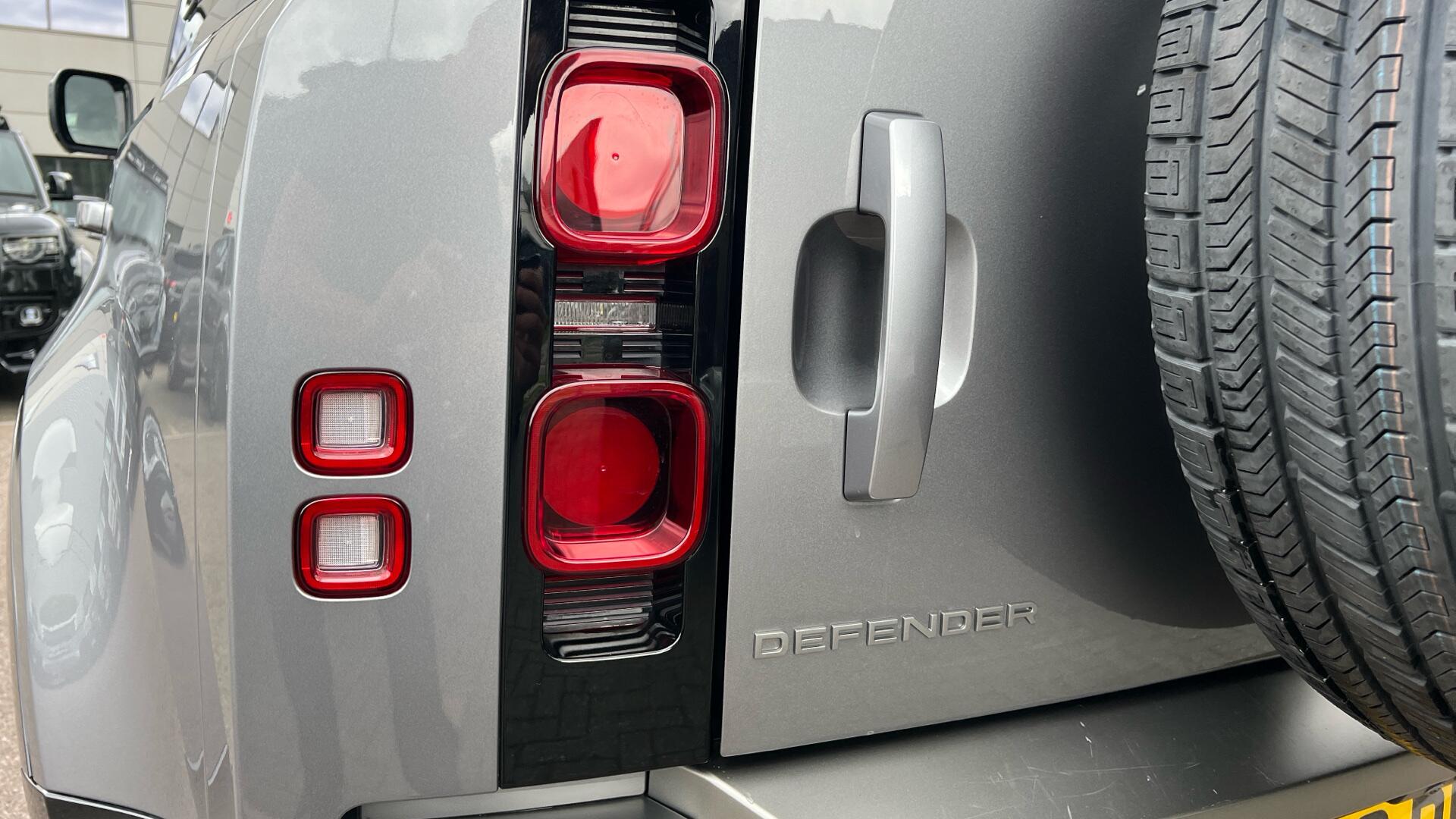Land Rover Defender view 22