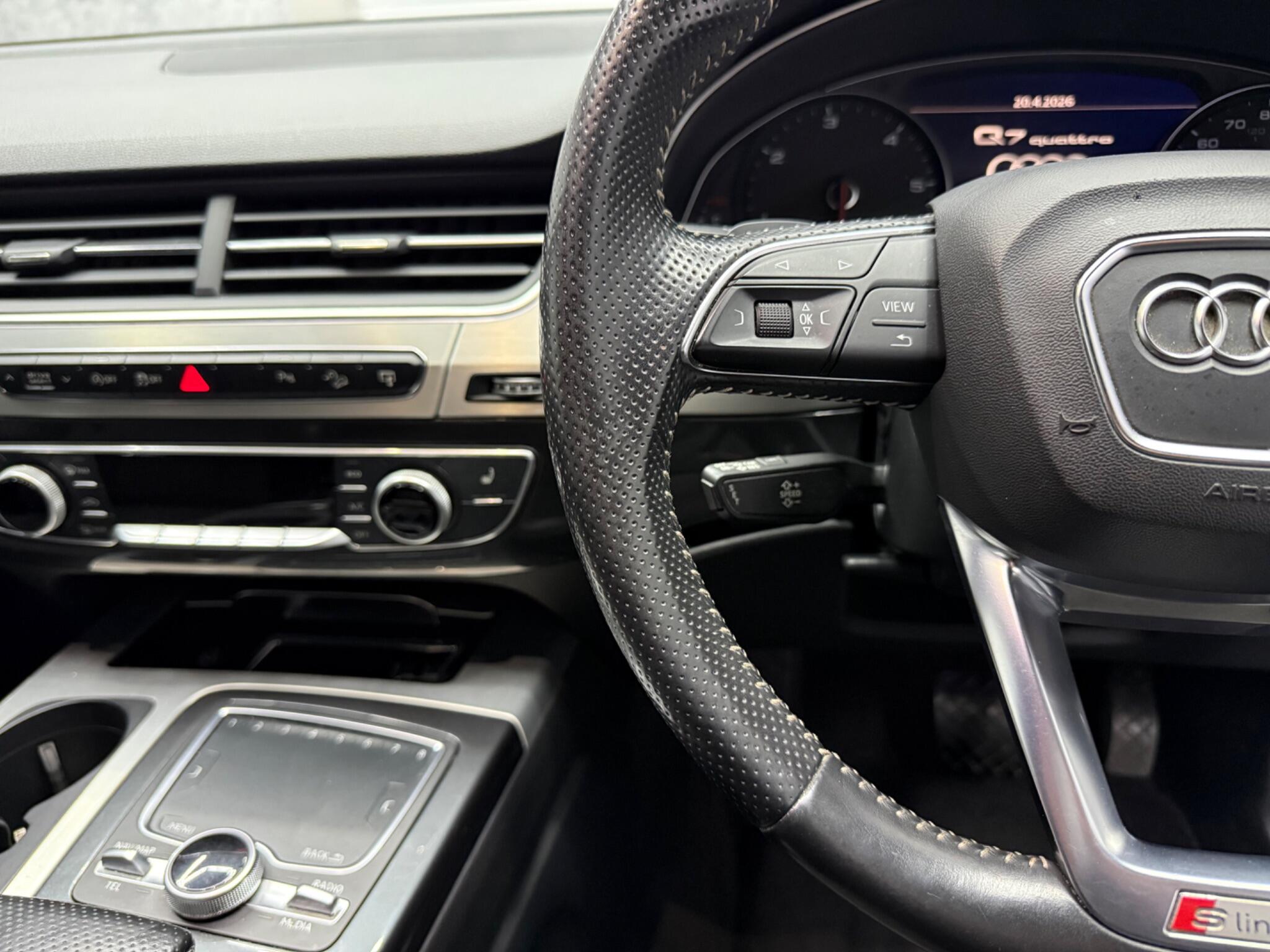 Audi Q7 view 12