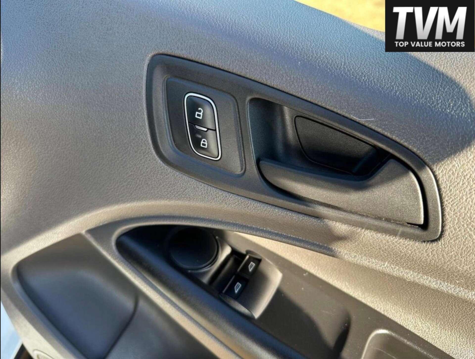 Ford Transit Connect view 18