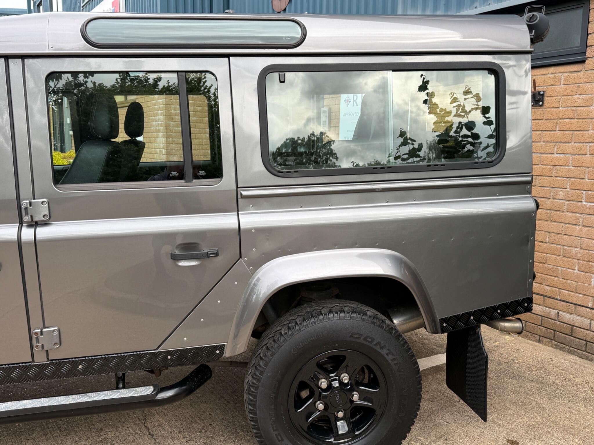 Land Rover Defender view 19