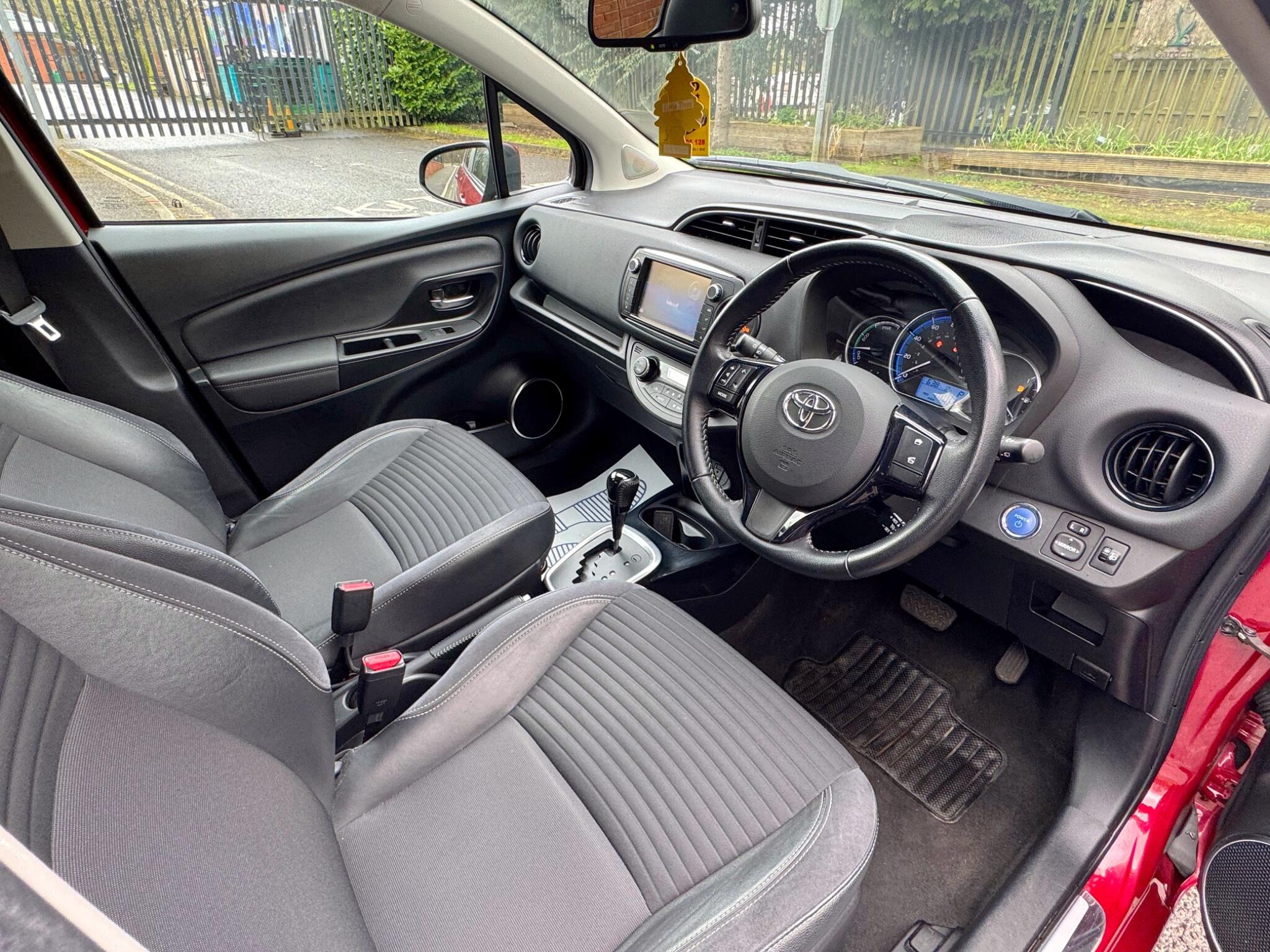 2017 Toyota Yaris 1.5 VVT-h Excel E-CVT Euro 6 (s/s) 5dr (15in Alloy) image 9