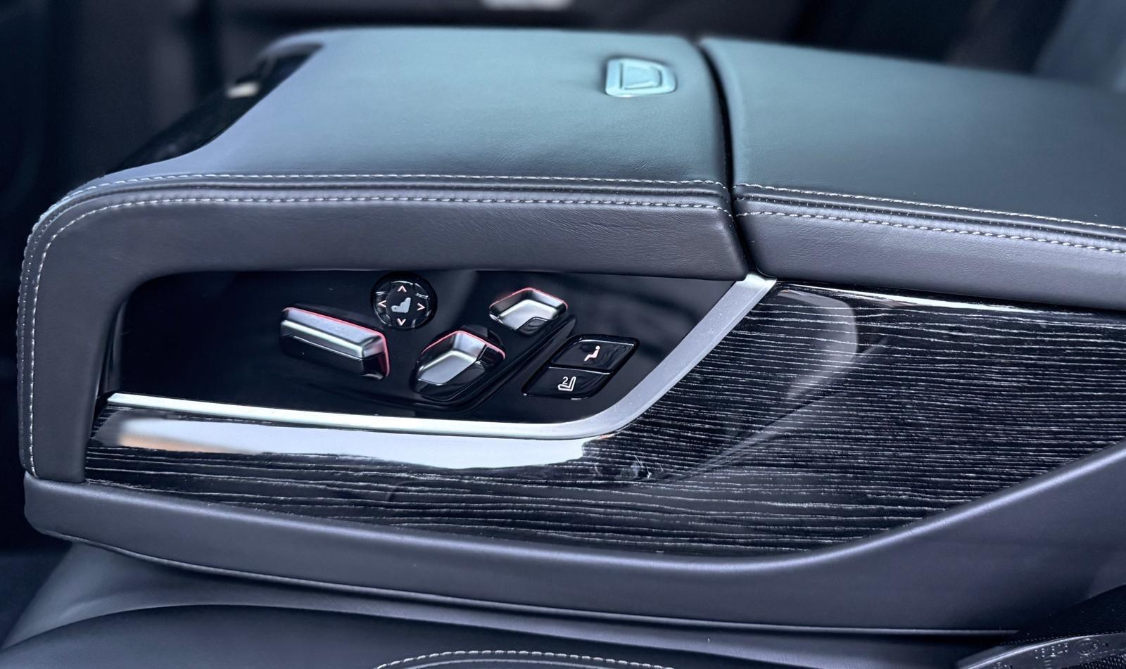 BMW 7 Series view 19