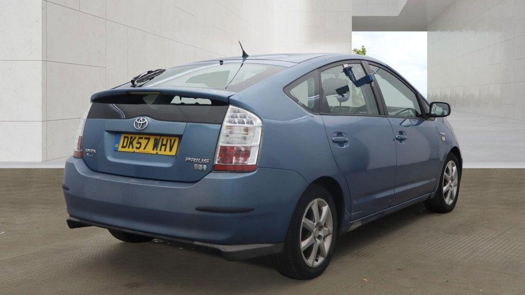 Toyota Prius view 4